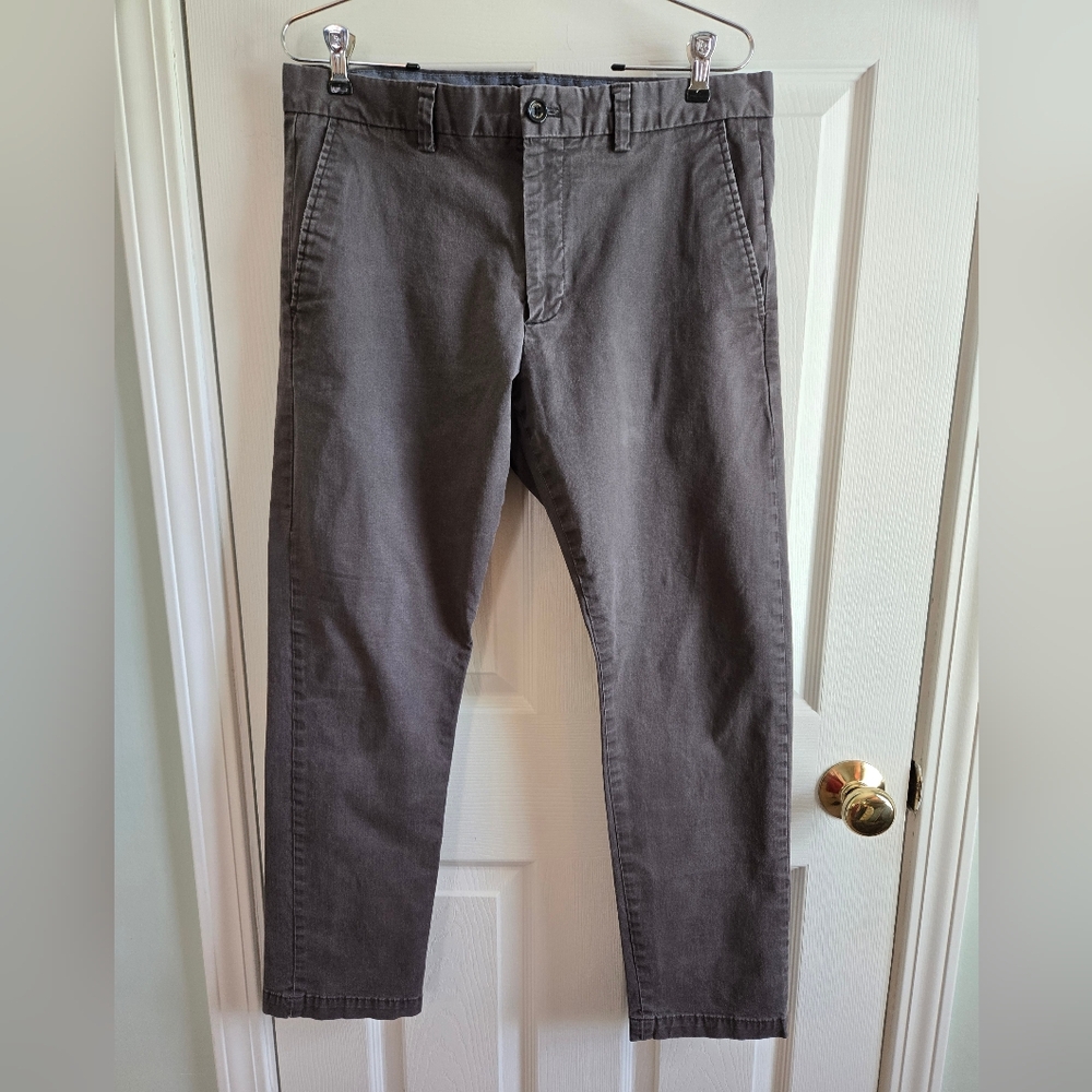 Banana Republic Mens Khaki Chinos. 33×30.